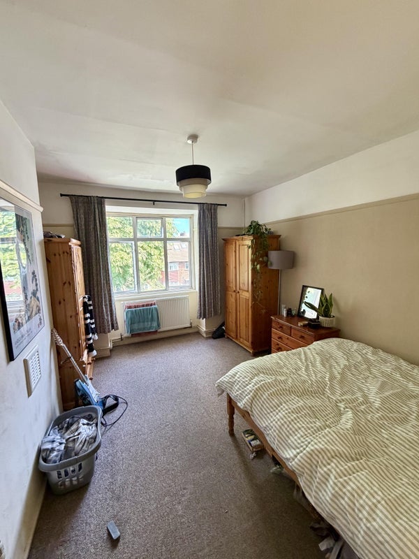 Room West Road in Greater London