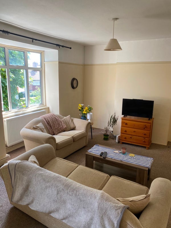 Room West Road in Greater London