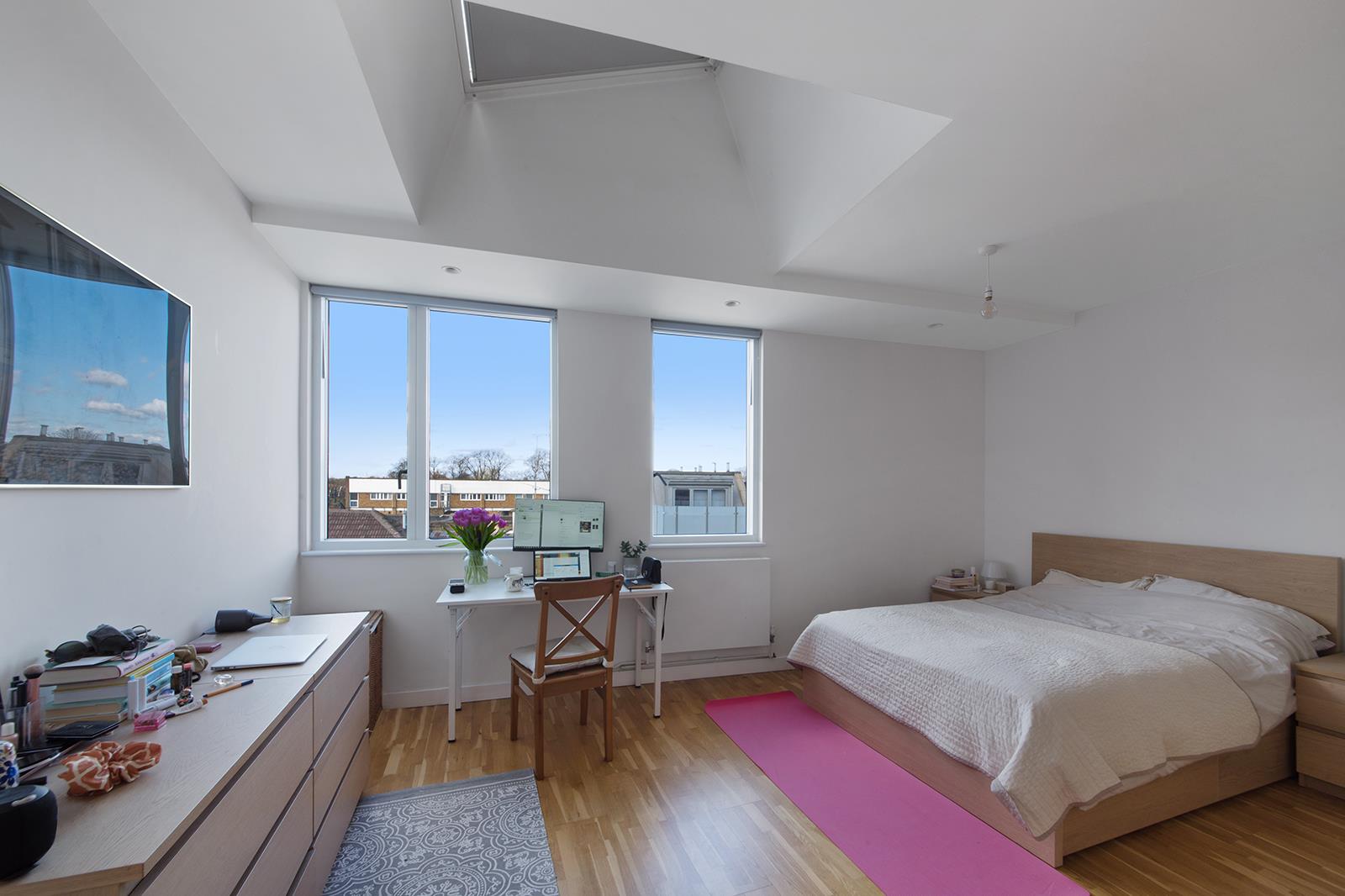 Flat Glebe Road in Greater London