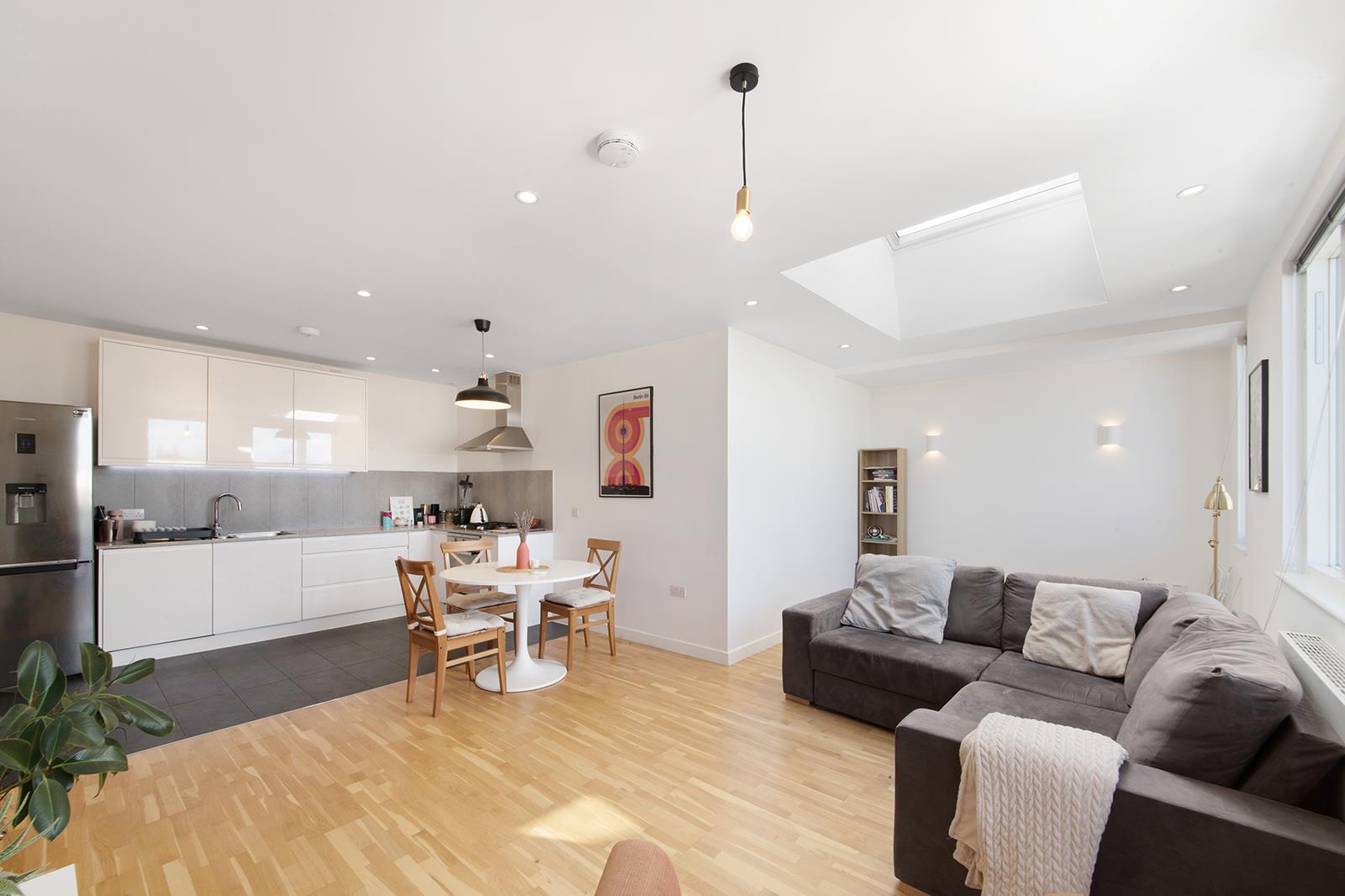 Flat Glebe Road in Greater London