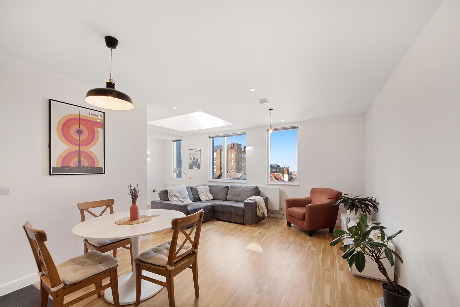 Flat Glebe Road in Greater London