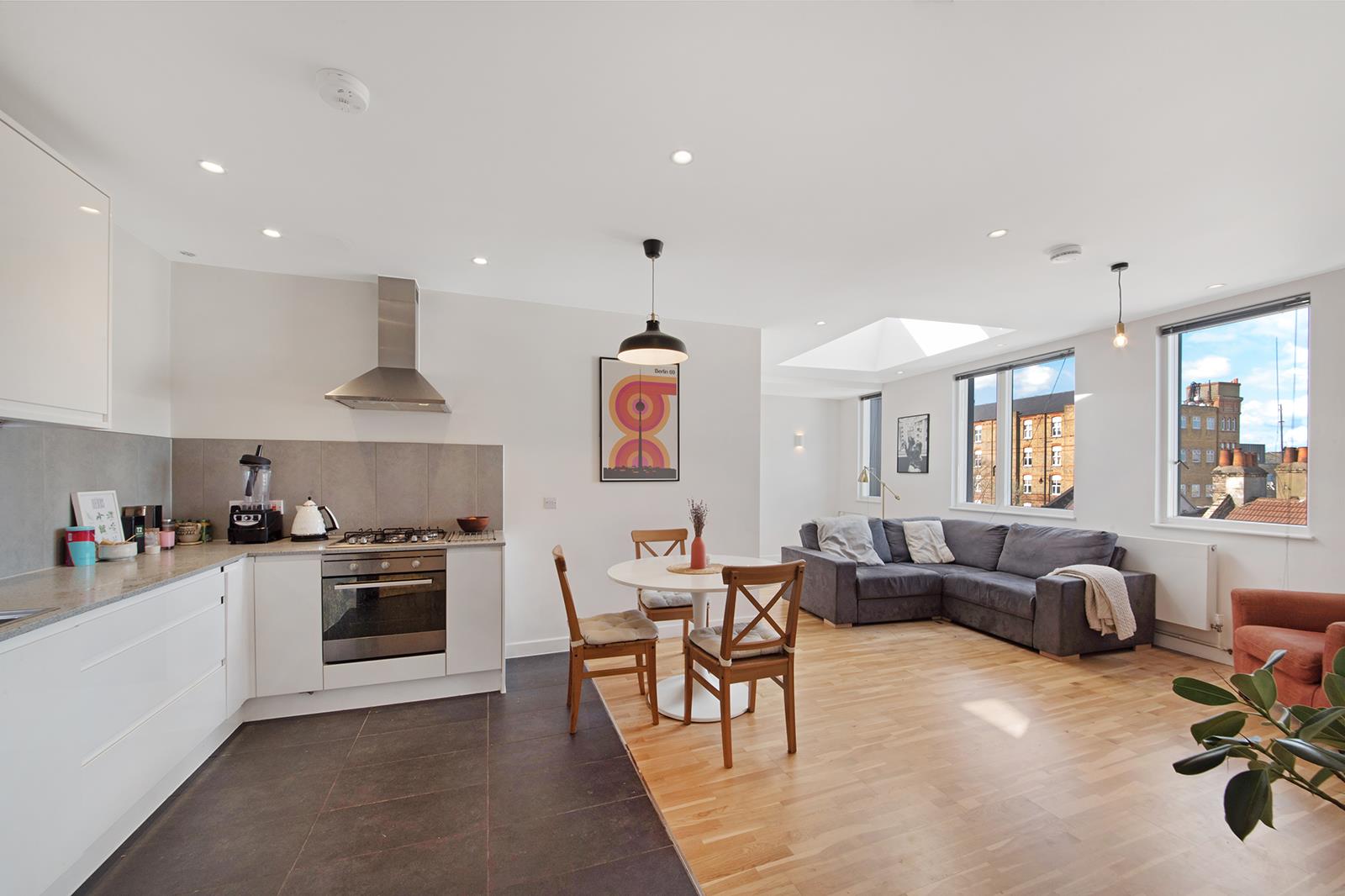 Flat Glebe Road in Greater London