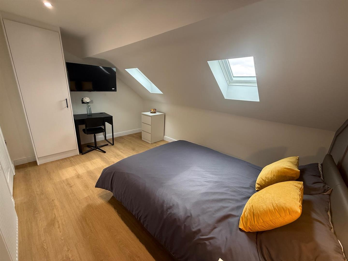 Room Meadow Avenue in Mansfield