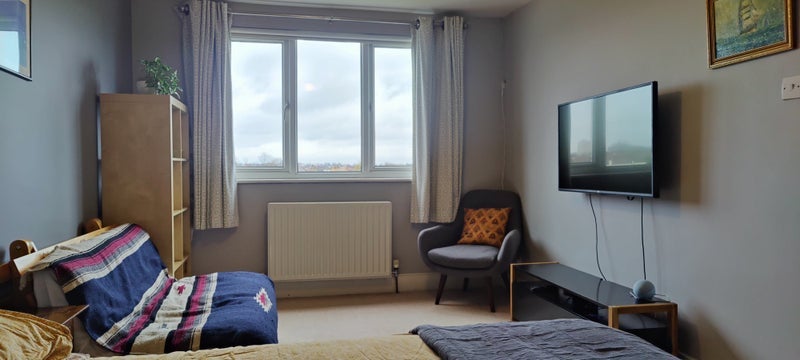 Room Downhills Park Road in Greater London