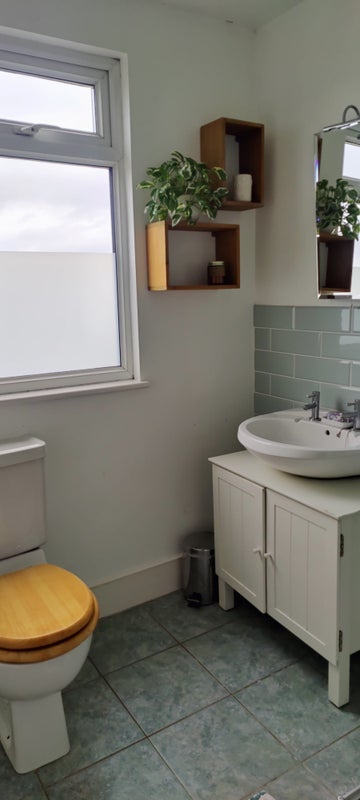 Room Downhills Park Road in Greater London