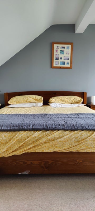 Room Downhills Park Road in Greater London