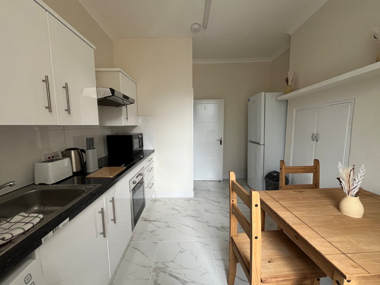 Room Kew Bridge Road in Greater London