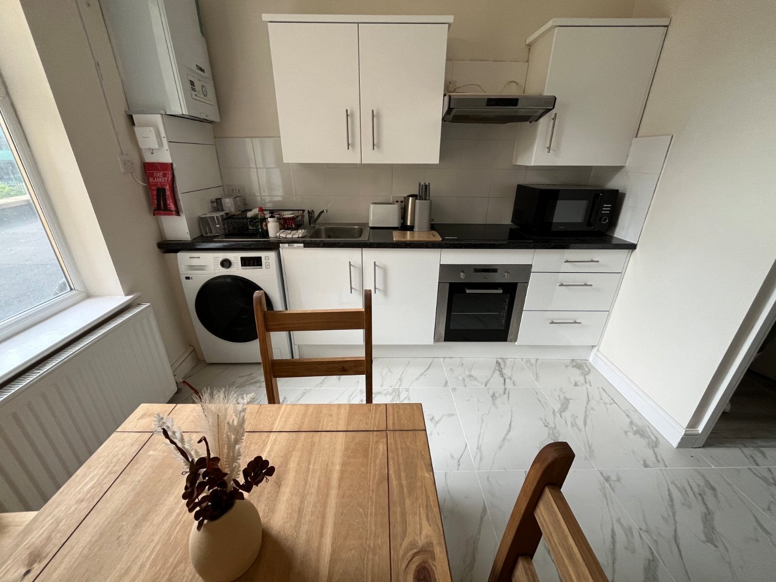 Room Kew Bridge Road in Greater London