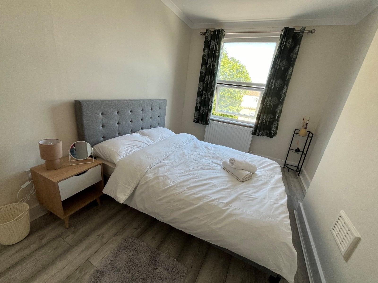 Room Kew Bridge Road in Greater London