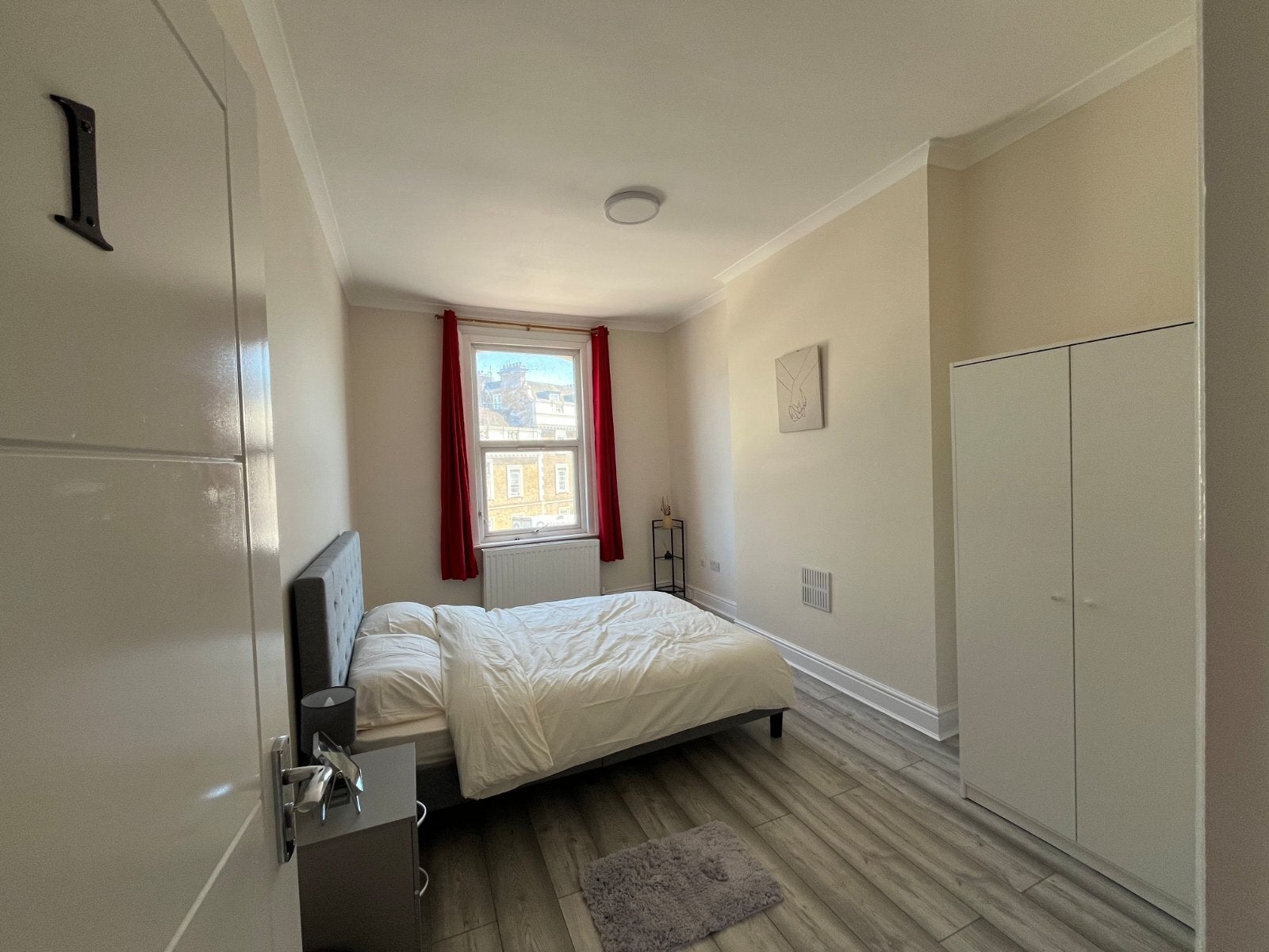 Room Kew Bridge Road in Greater London