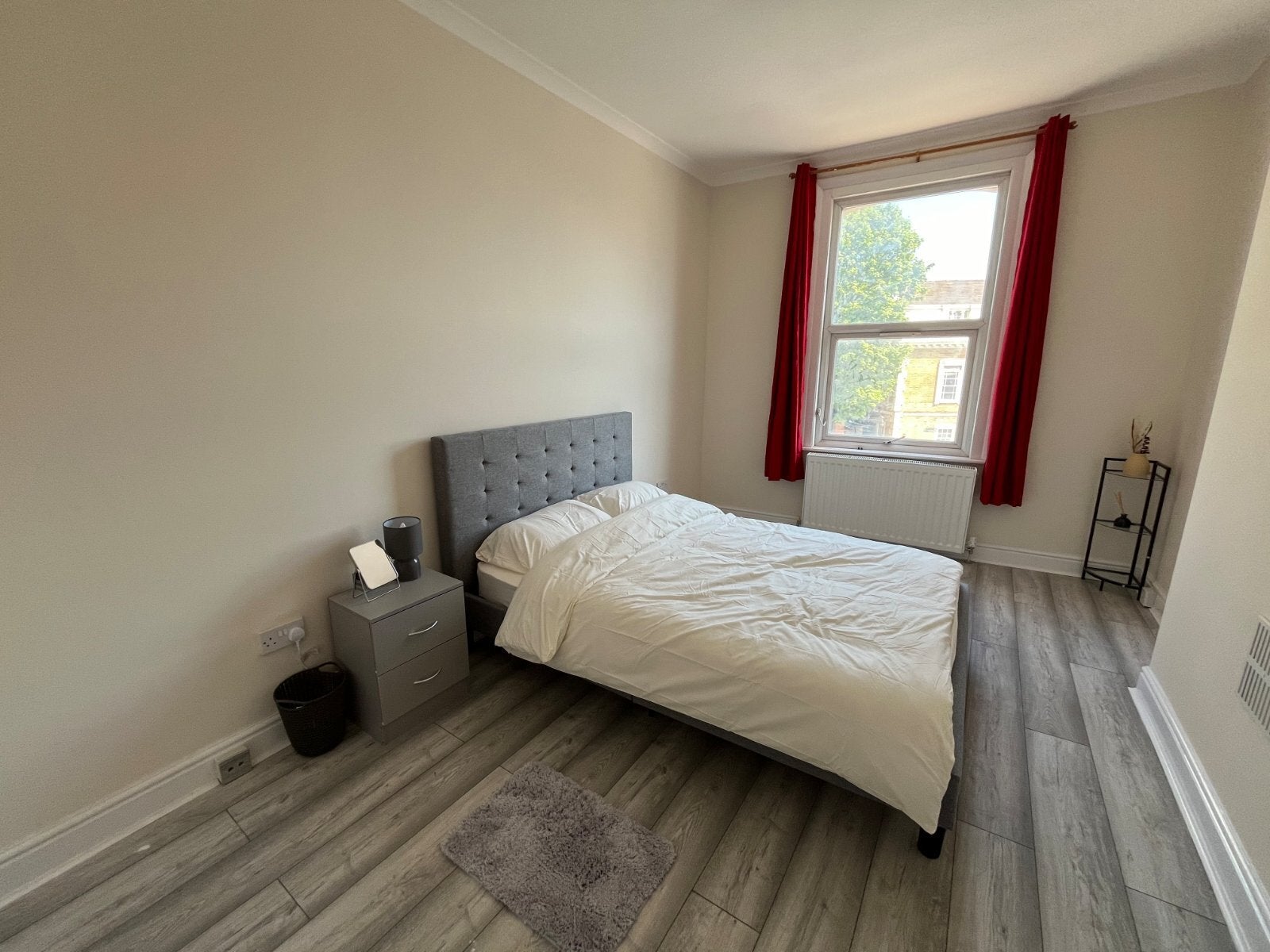 Room Kew Bridge Road in Greater London