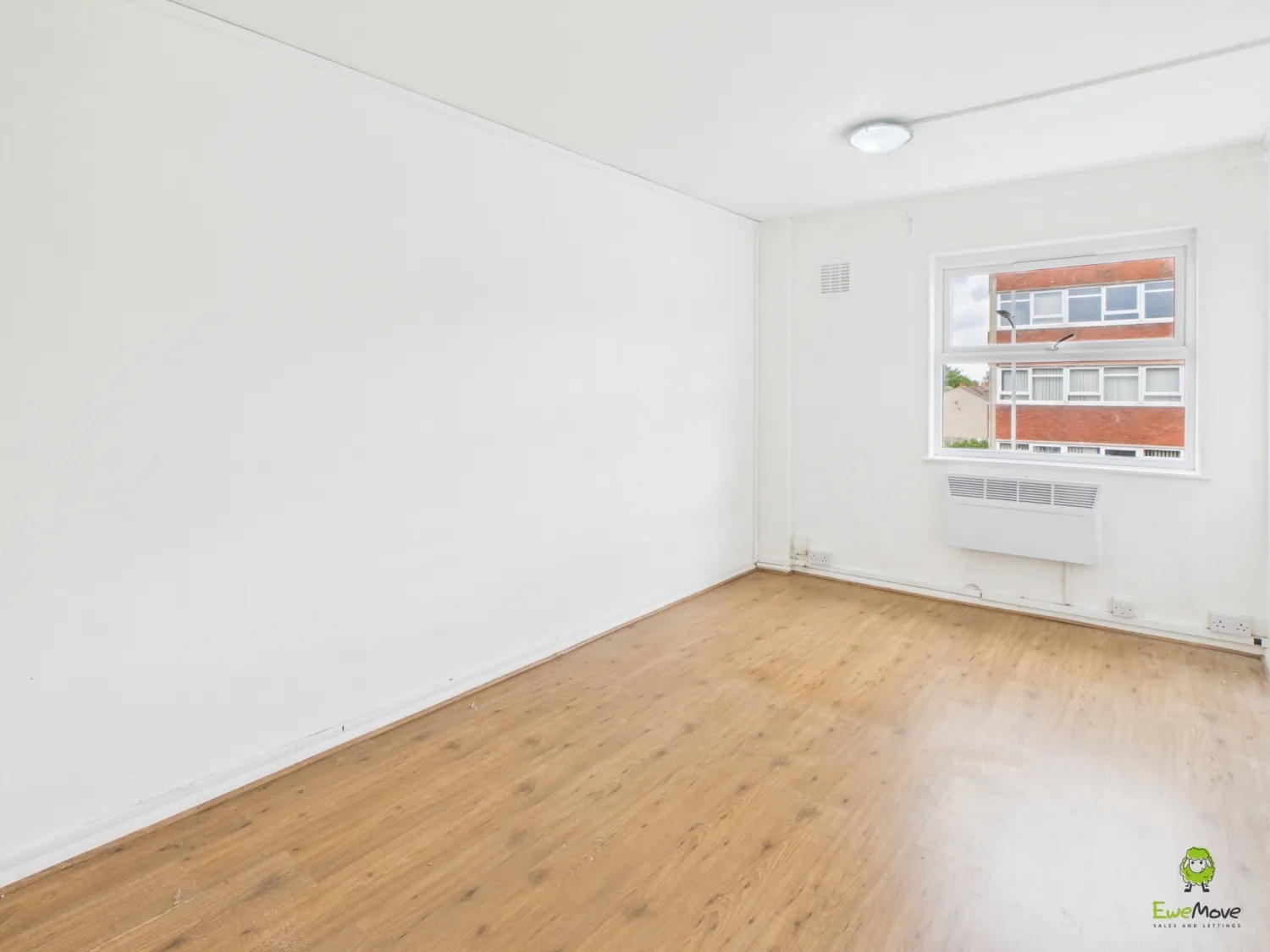 Flat Broadway in Greater London