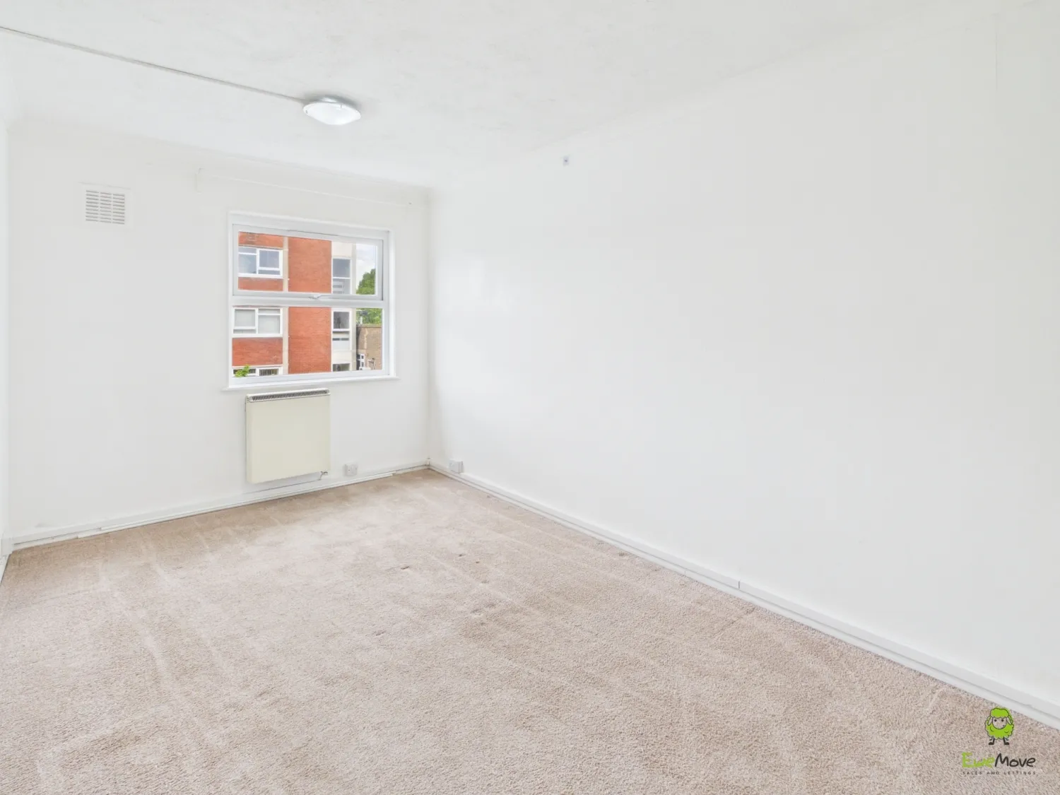 Flat Broadway in Greater London