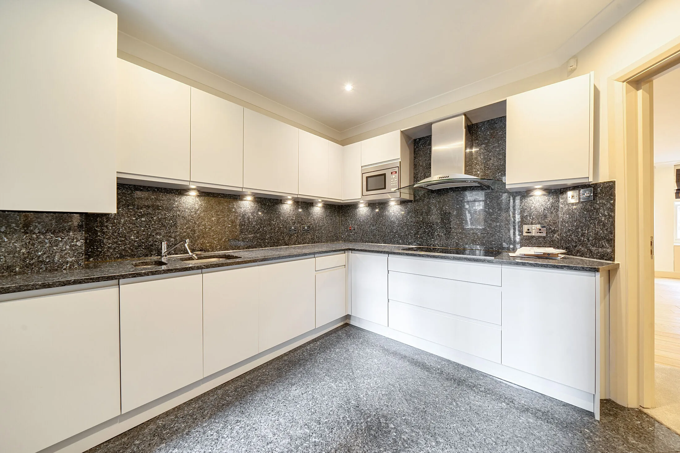 Flat Harley Gardens in Greater London