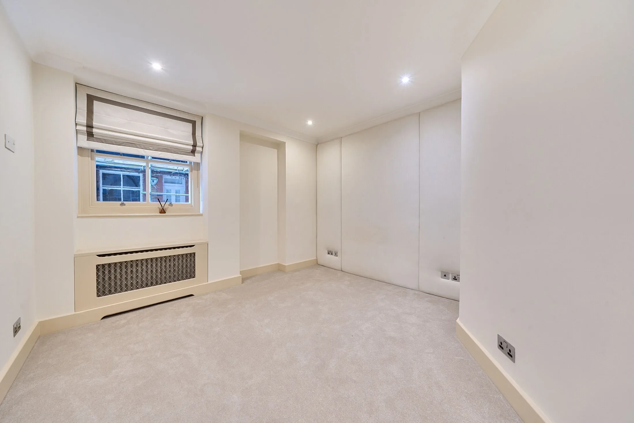 Flat Harley Gardens in Greater London