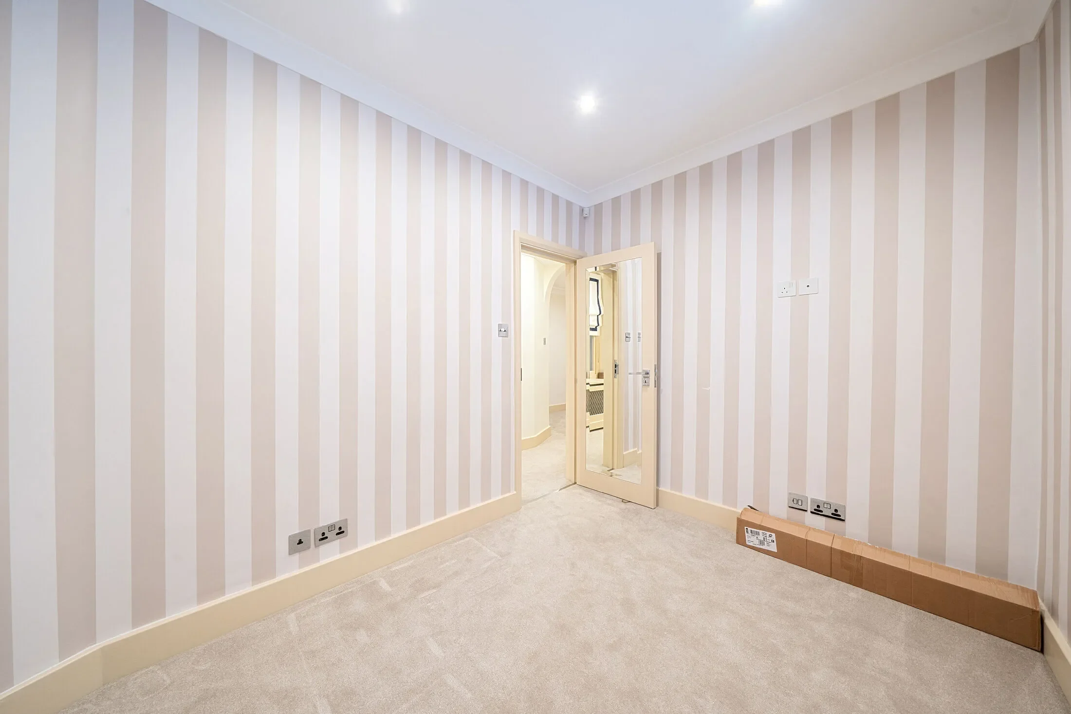 Flat Harley Gardens in Greater London