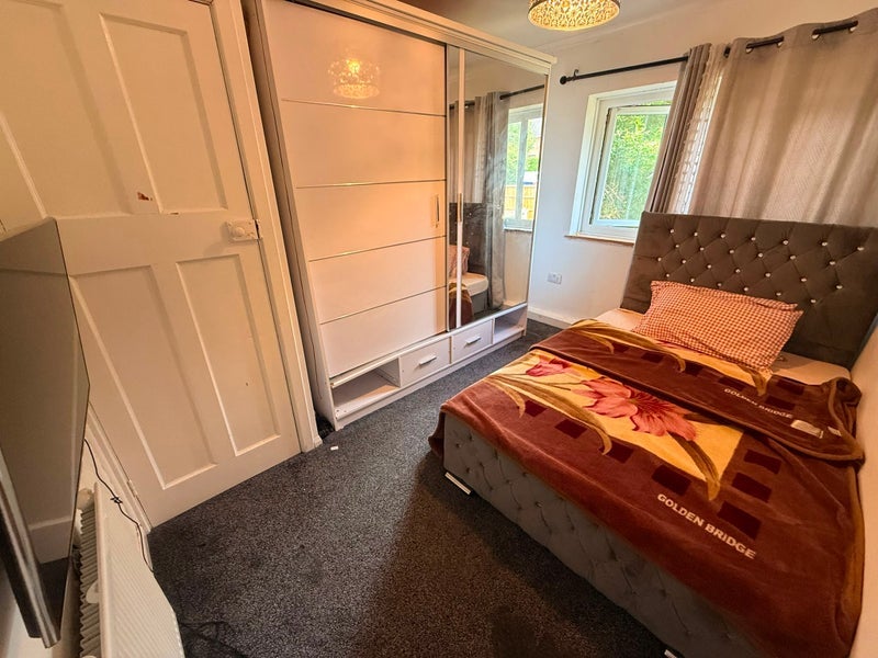 Room Warton Avenue in Nottingham