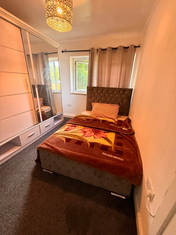 Room Warton Avenue in Nottingham
