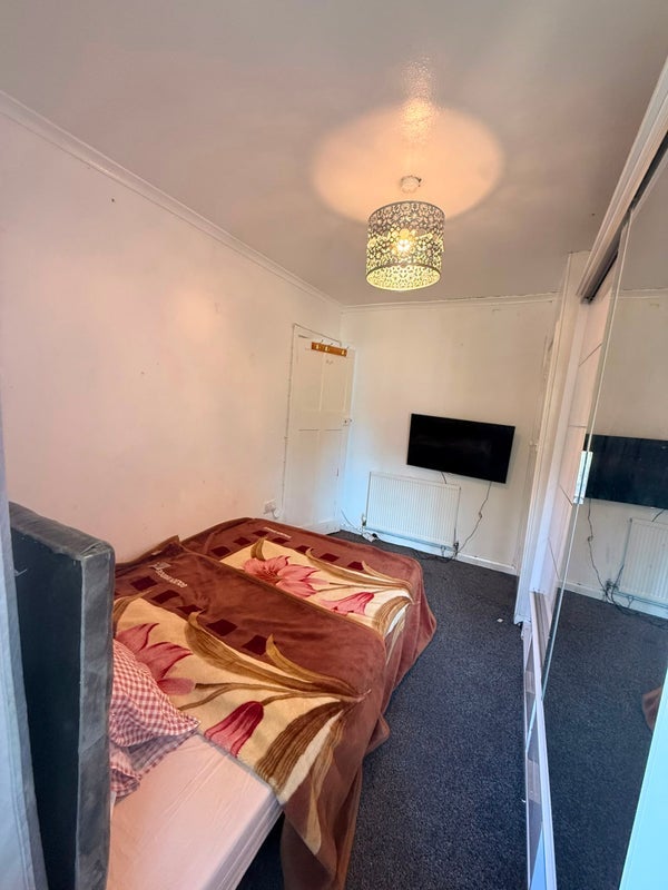 Room Warton Avenue in Nottingham