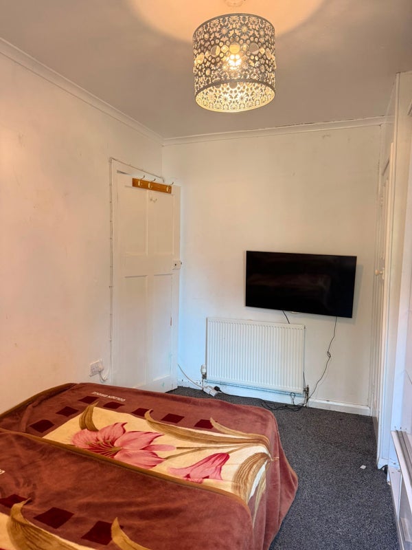 Room Warton Avenue in Nottingham