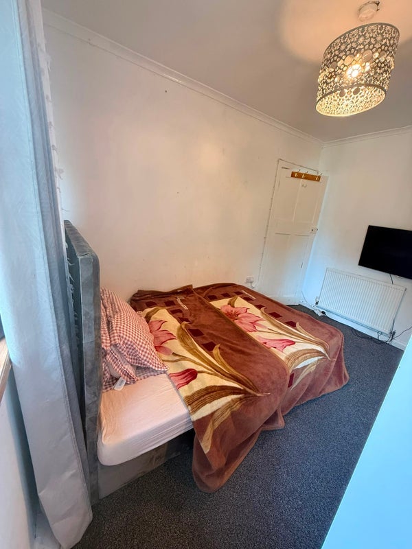 Room Warton Avenue in Nottingham
