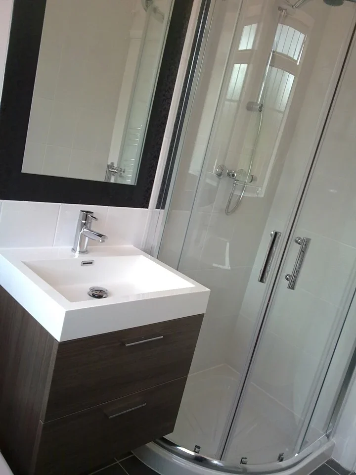 Room Lynwood Avenue in Borough of Runnymede