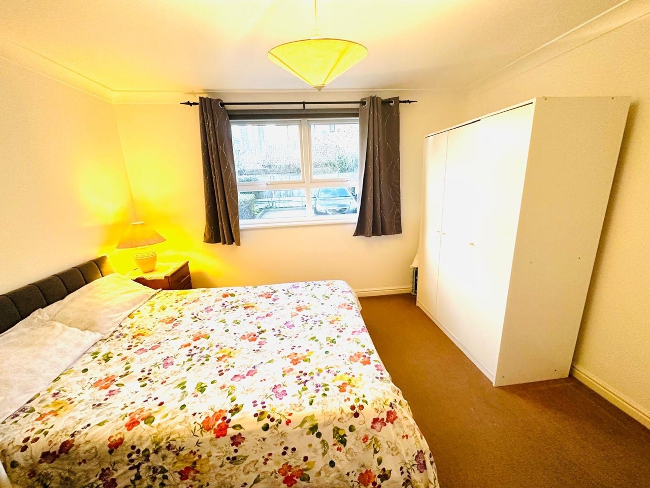 Room Schooner Close in Greater London