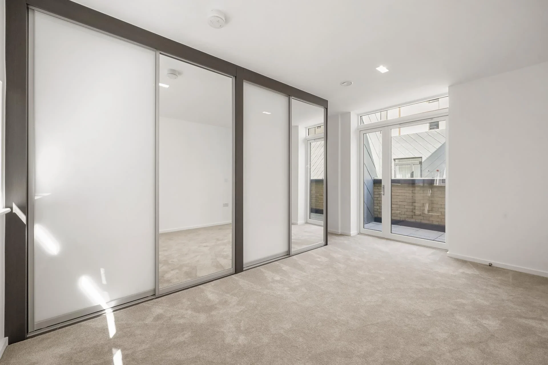 House Simon Close in Greater London