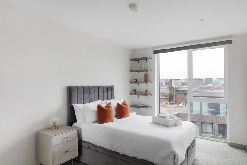 Room Long Lane in Greater London