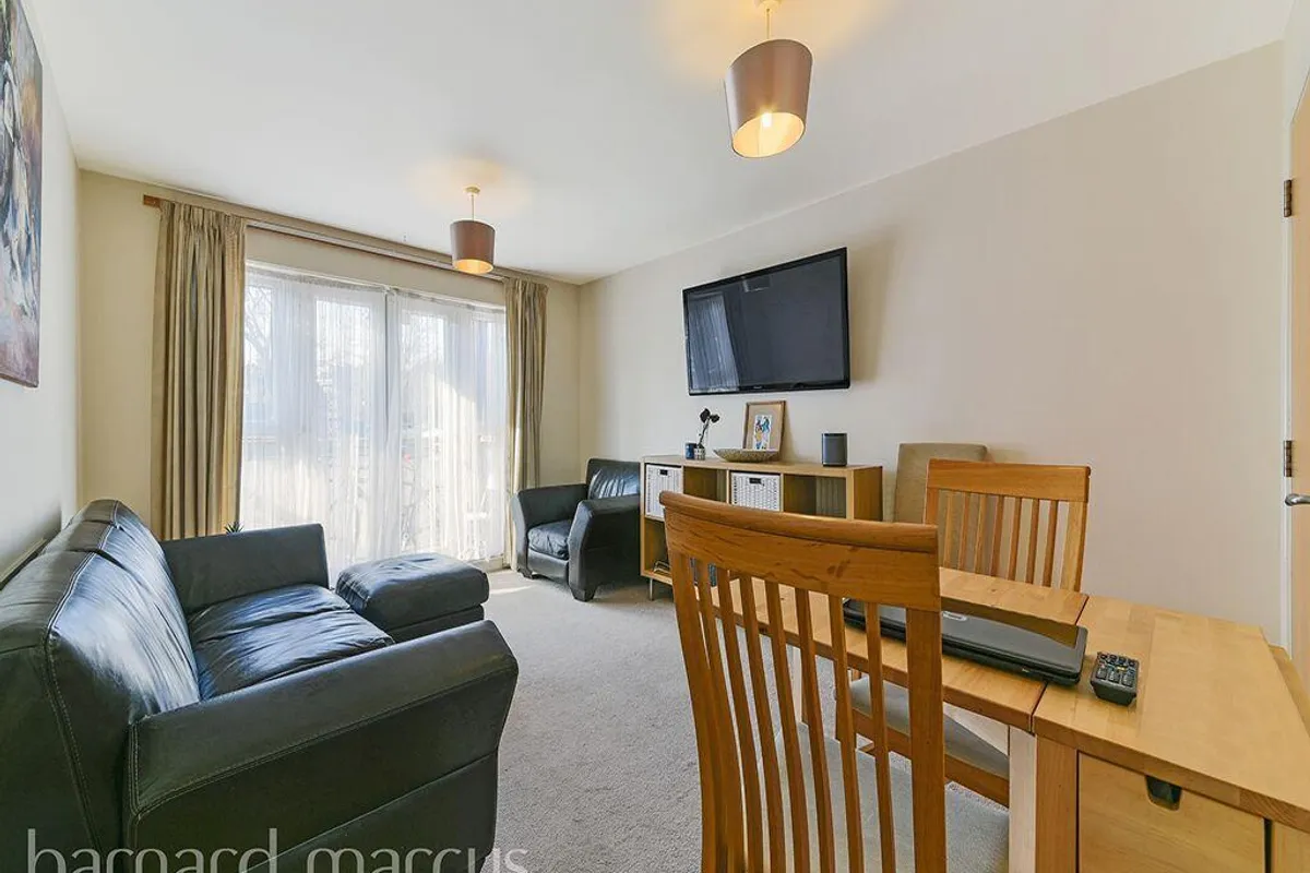 Flat Denham Road in Greater London