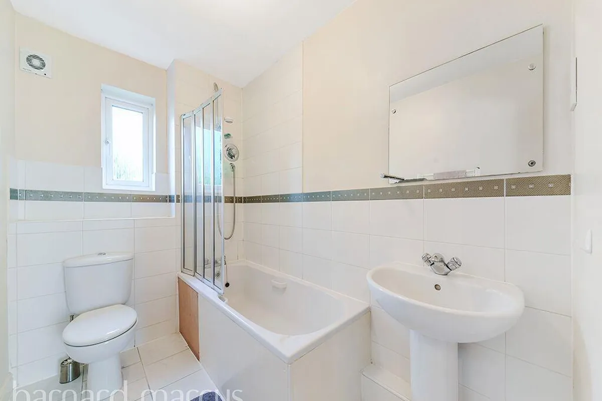 Flat Denham Road in Greater London