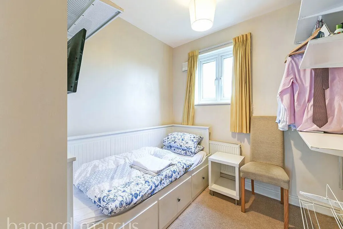 Flat Denham Road in Greater London