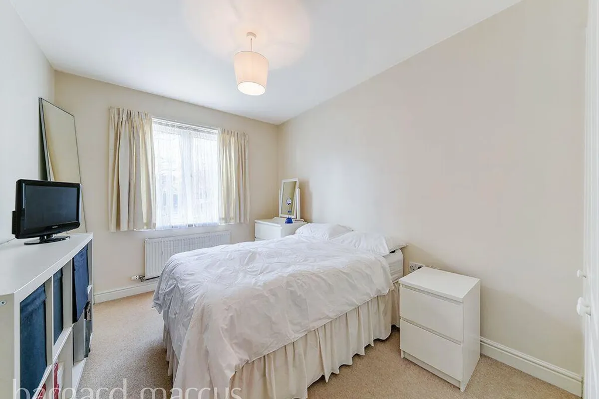 Flat Denham Road in Greater London