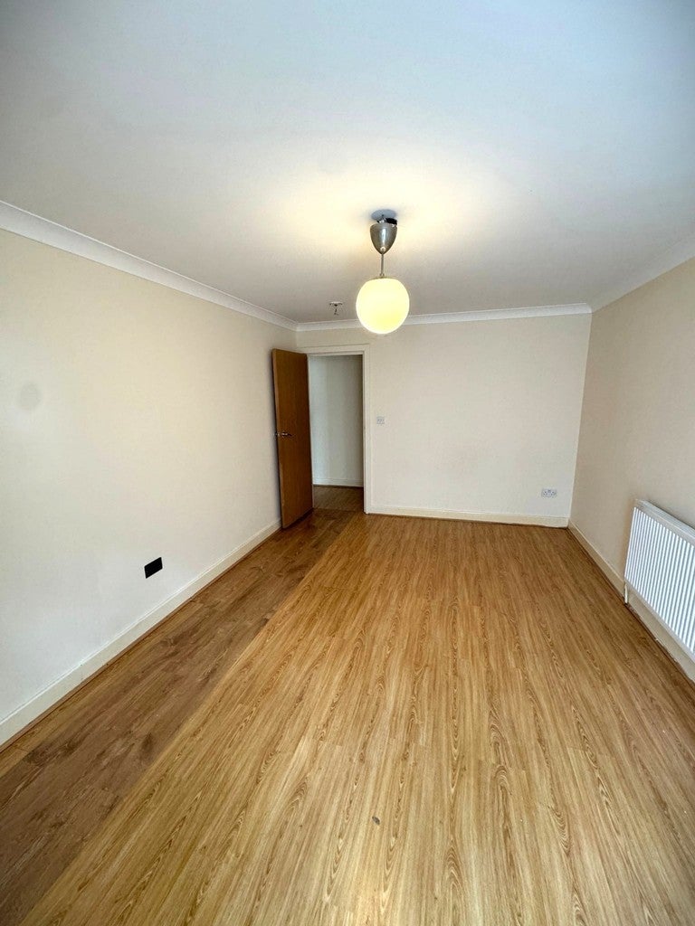 Flat Albert Crescent in Greater London