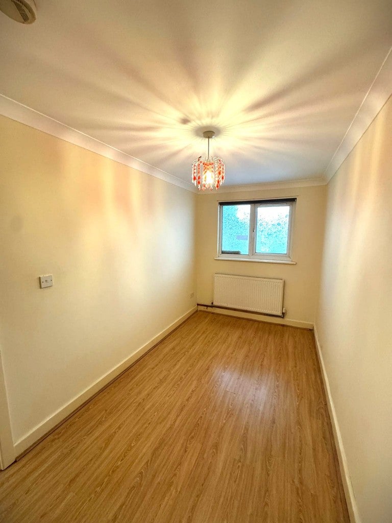 Flat Albert Crescent in Greater London