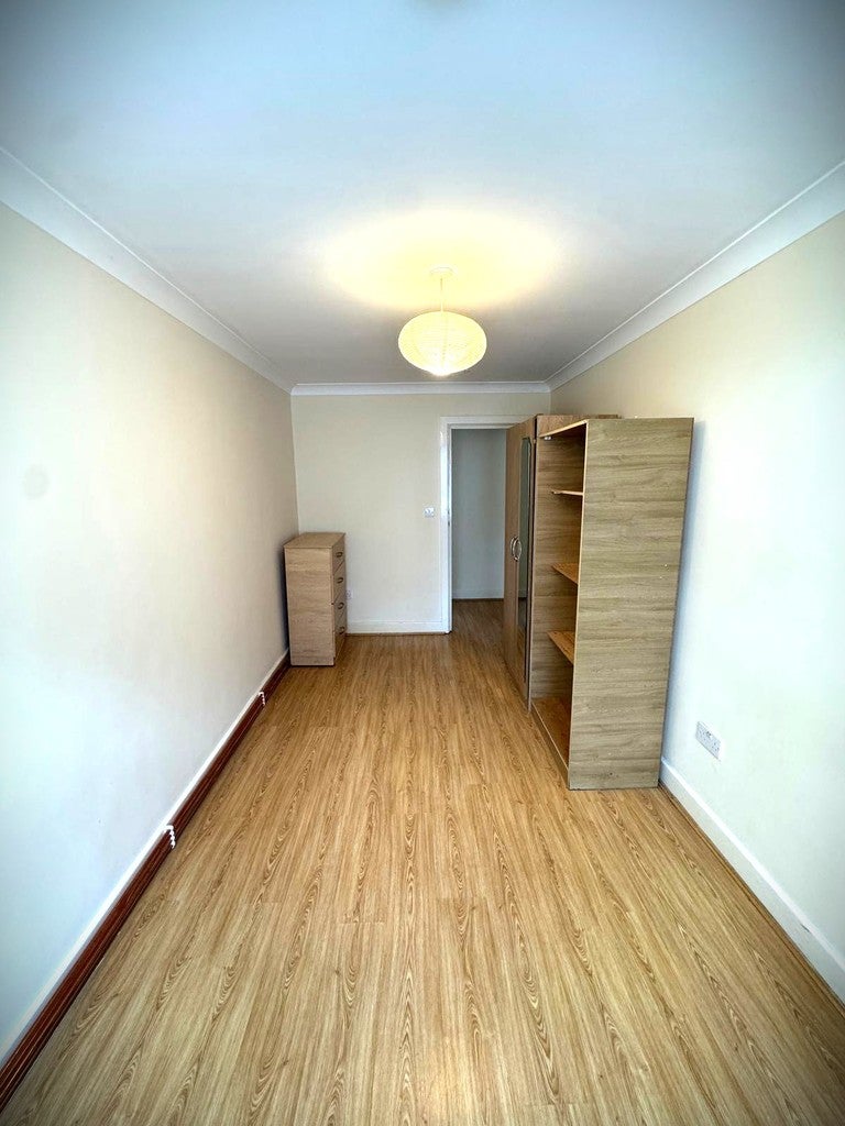 Flat Albert Crescent in Greater London