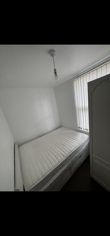 Room Ennismore Road in Liverpool