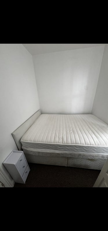Room Ennismore Road in Liverpool