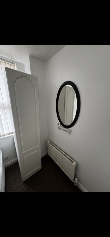 Room Ennismore Road in Liverpool
