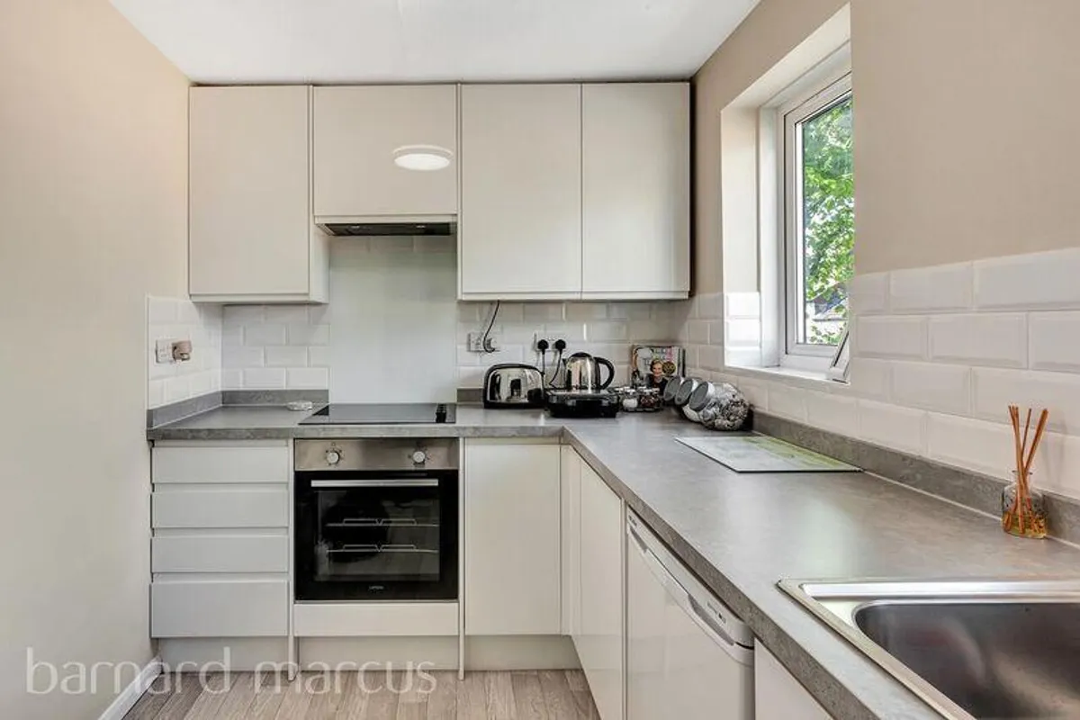Flat Greyhound Road in Greater London