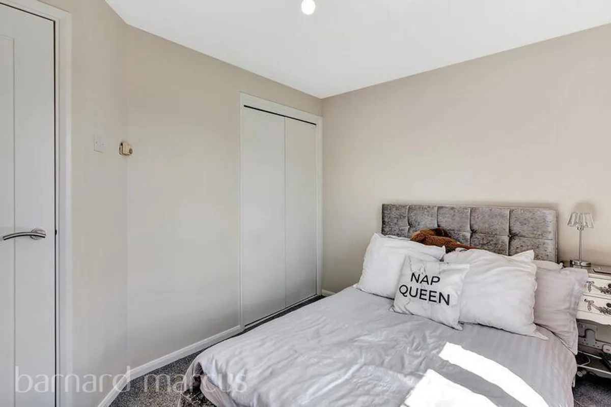Flat Greyhound Road in Greater London