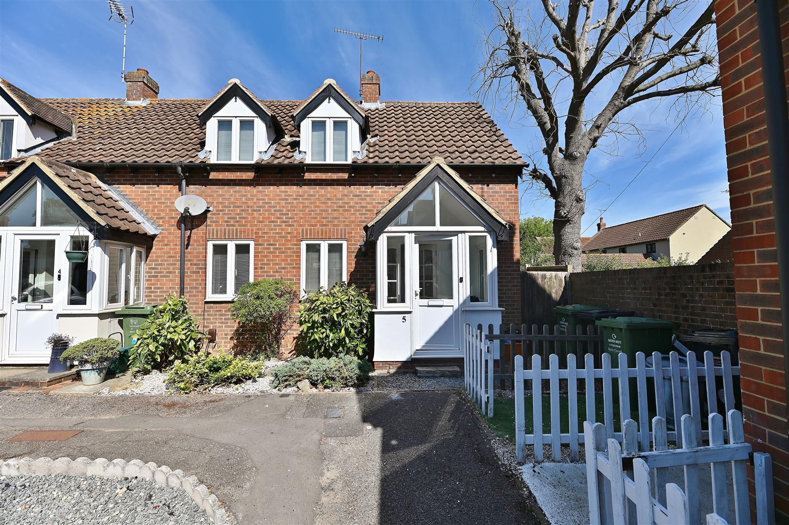 Room Gate Lodge Square in Basildon
