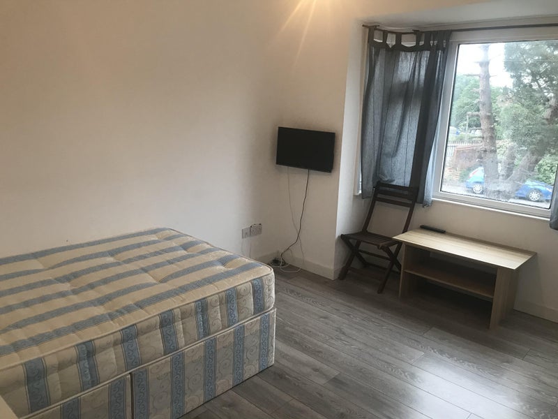 Room Clifford Road in Greater London