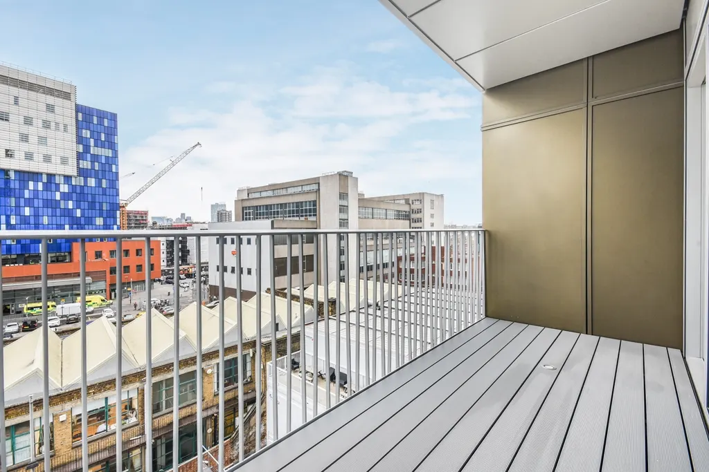 Flat Commercial Road in Greater London
