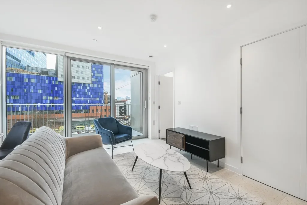 Flat Commercial Road in Greater London