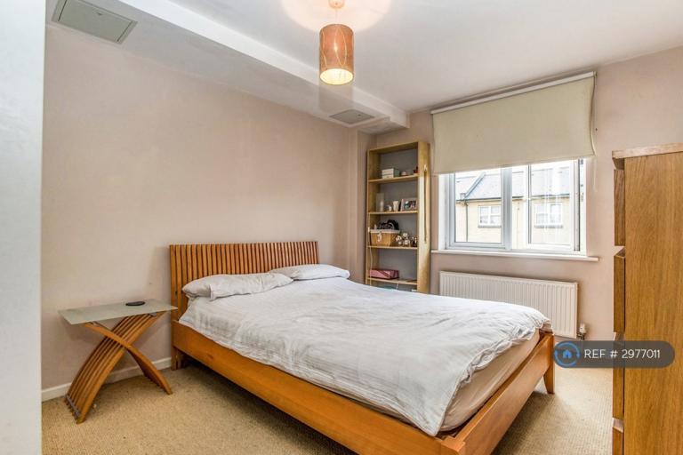Flat Cold Harbour in Greater London