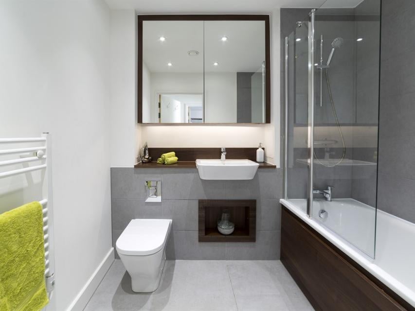 Flat Adenmore Road in Greater London