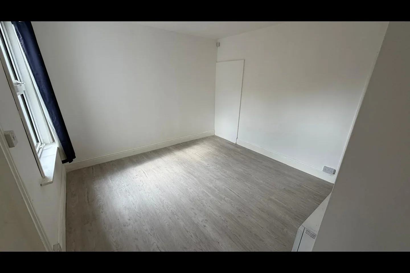 Flat Worplesdon Road in Guildford
