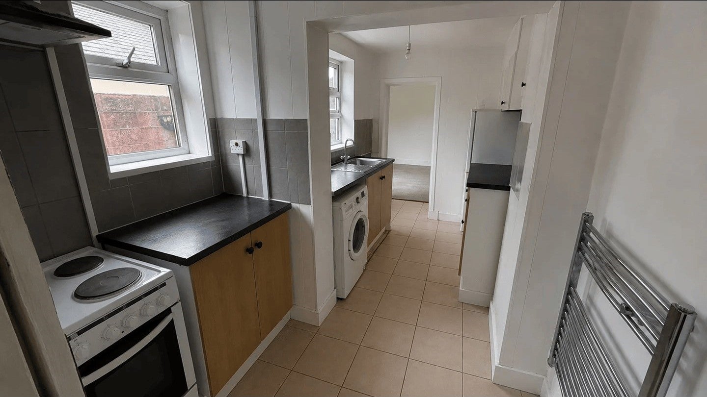 Flat Worplesdon Road in Guildford