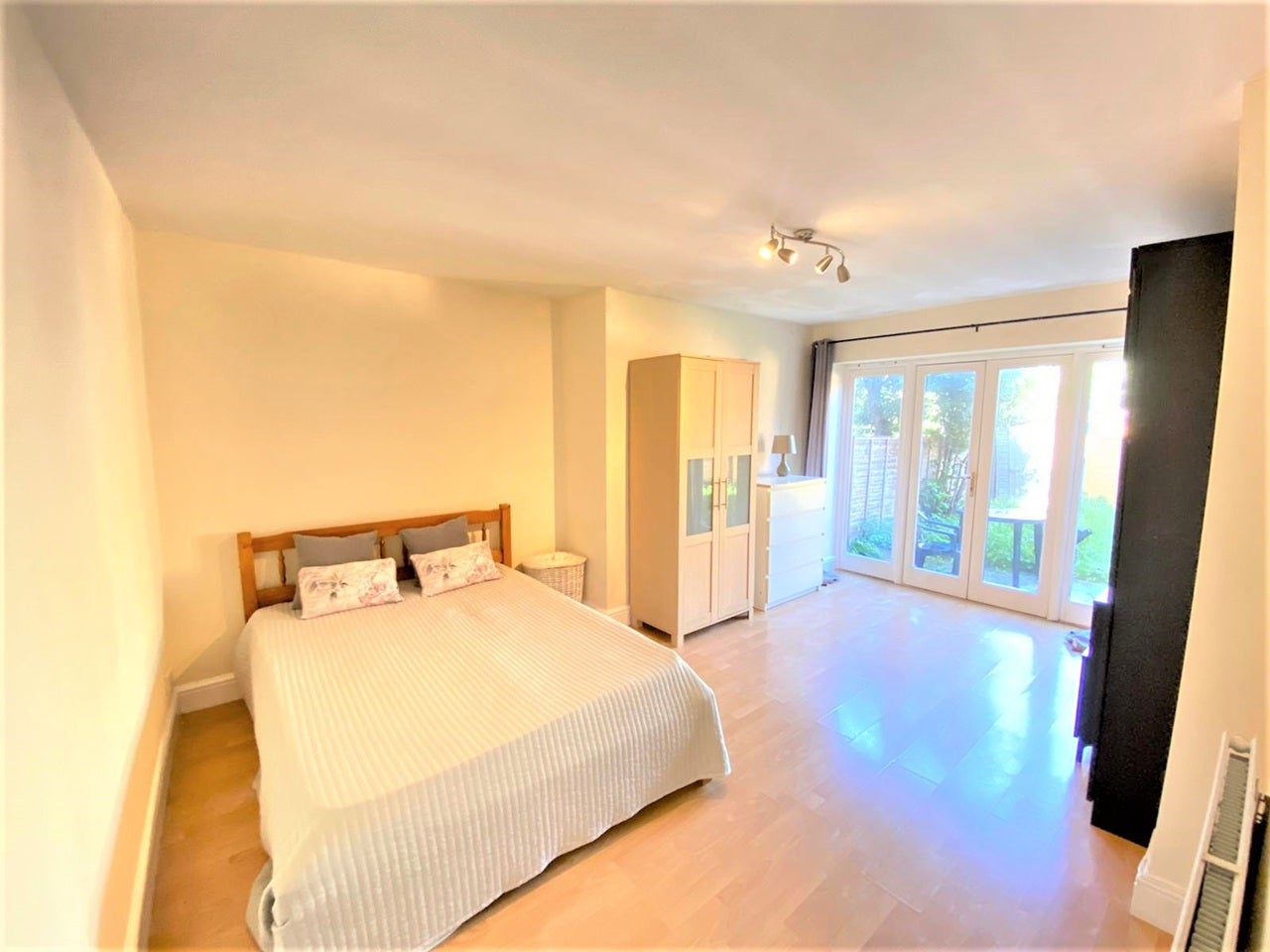 Flat Merton Road in Greater London